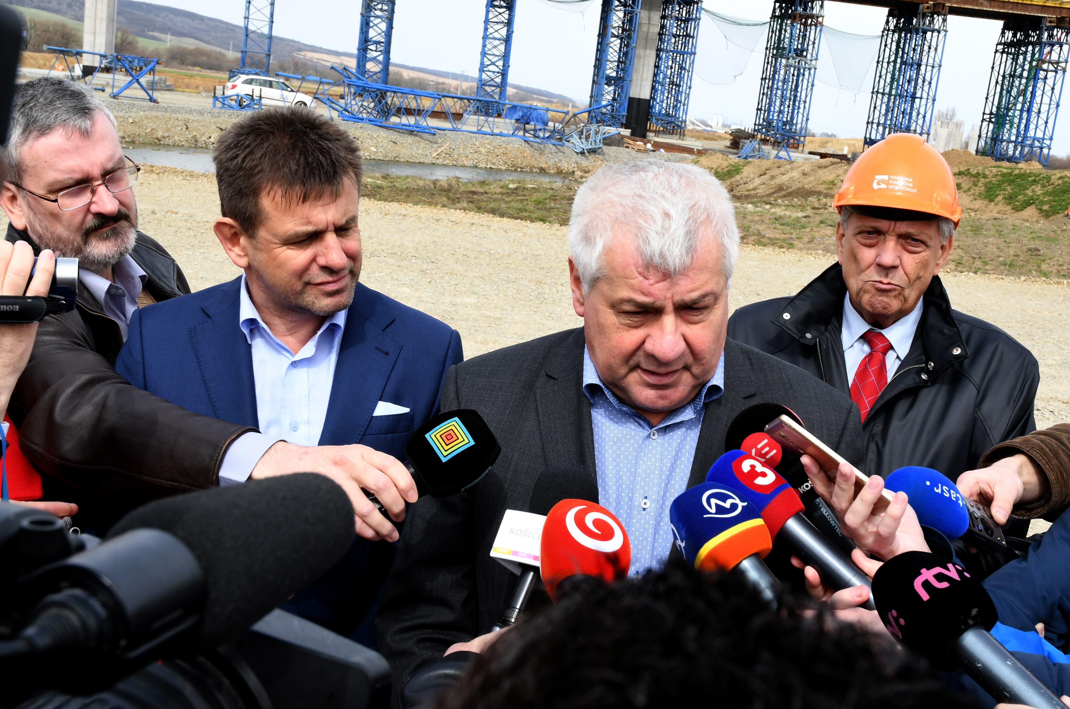 Prehliadka budúceho eurofondového projektu na prípravu vlakov Ministri Arpád Érsek a László Solymós